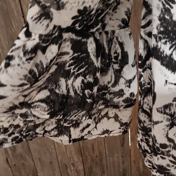 Apt 9 Top Blouse L Black White Floral Bell 3/4 Sleeve Keyhole Pullover Flowy - Picture 3 of 7